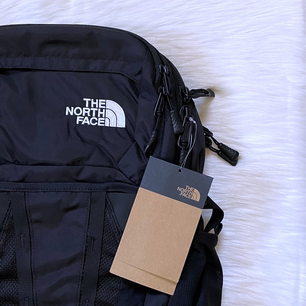 The North Face Unisex Recon Black 30 Liter Backpack - Picture 2 of 10